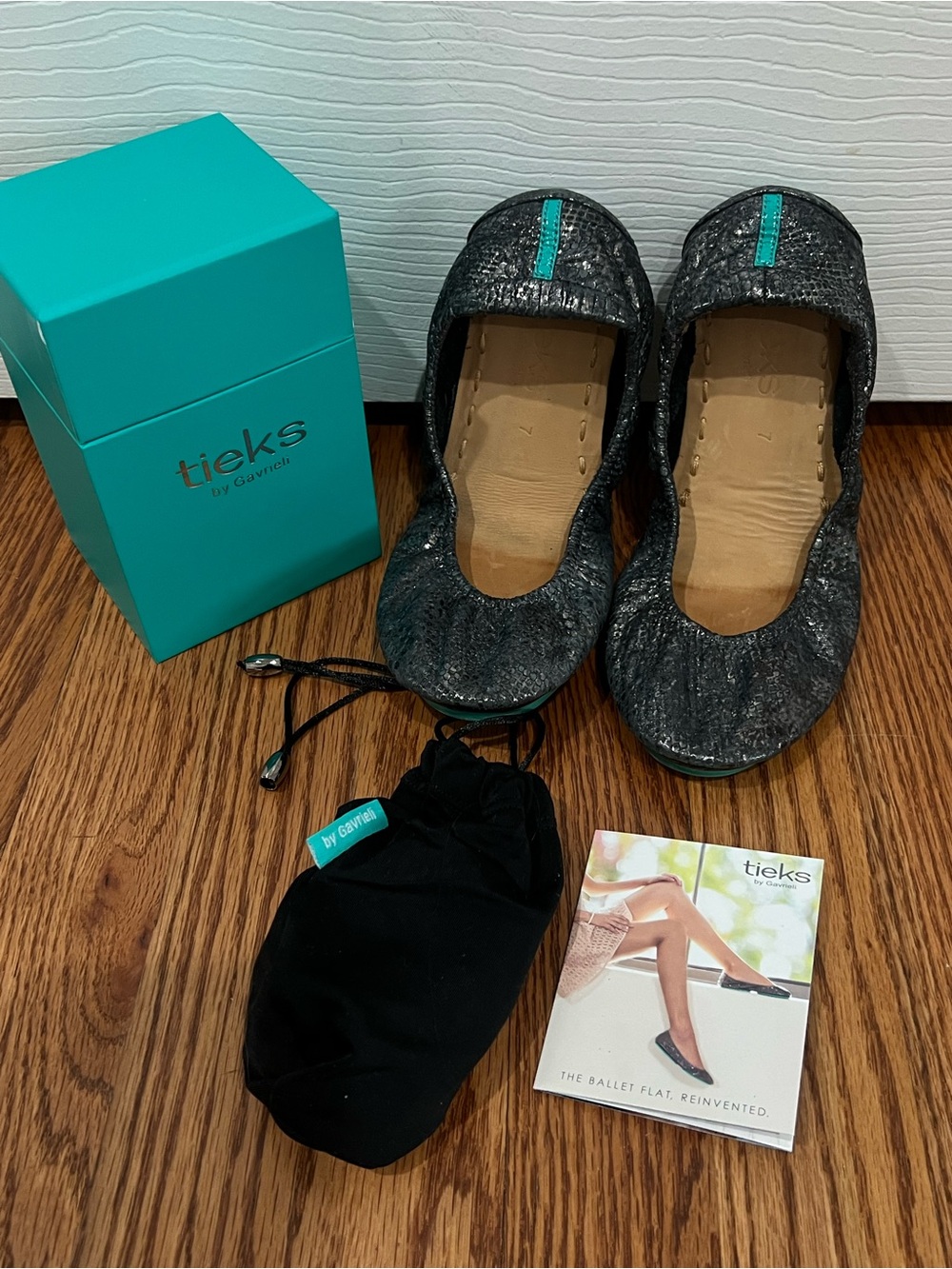 Tieks by Gavrieli Ballet Flats Size 7 Black Snakeskin Leather Teal Sole Foldable